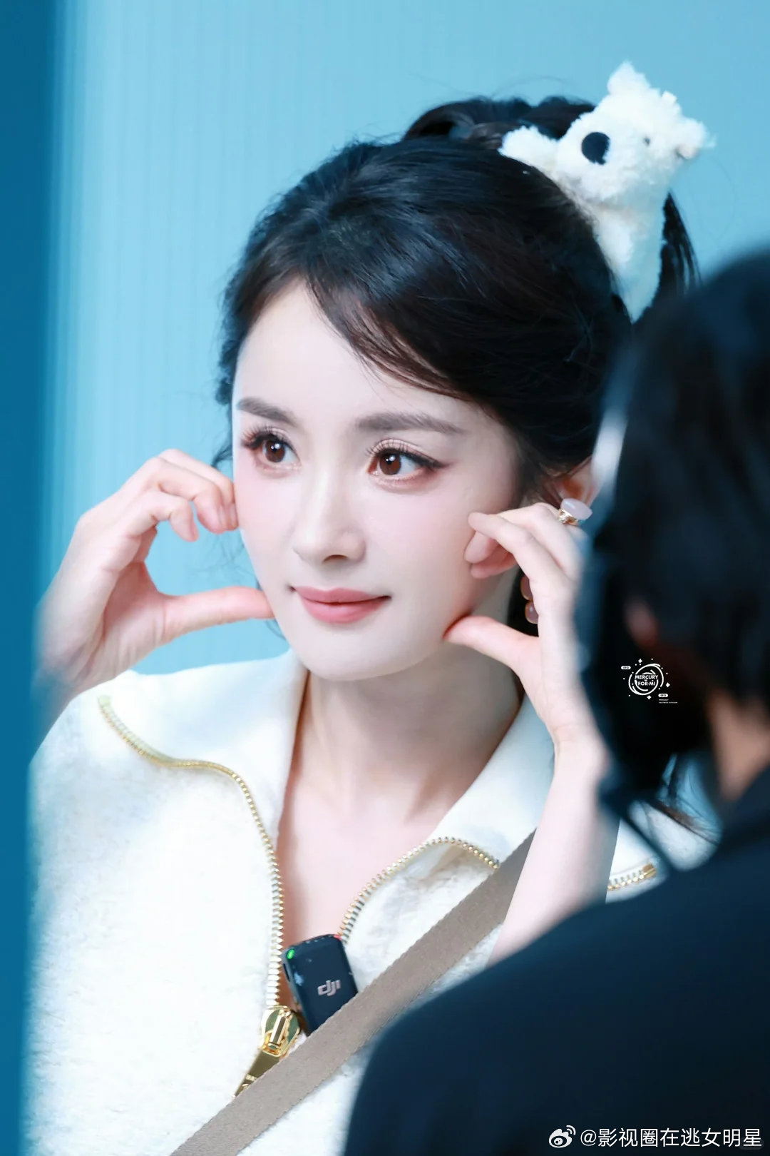 杨幂俺姐真漂亮俺姐杨幂真漂亮 ​​​今天线下活动的杨幂叽里咕噜在说啥呢？知不道~