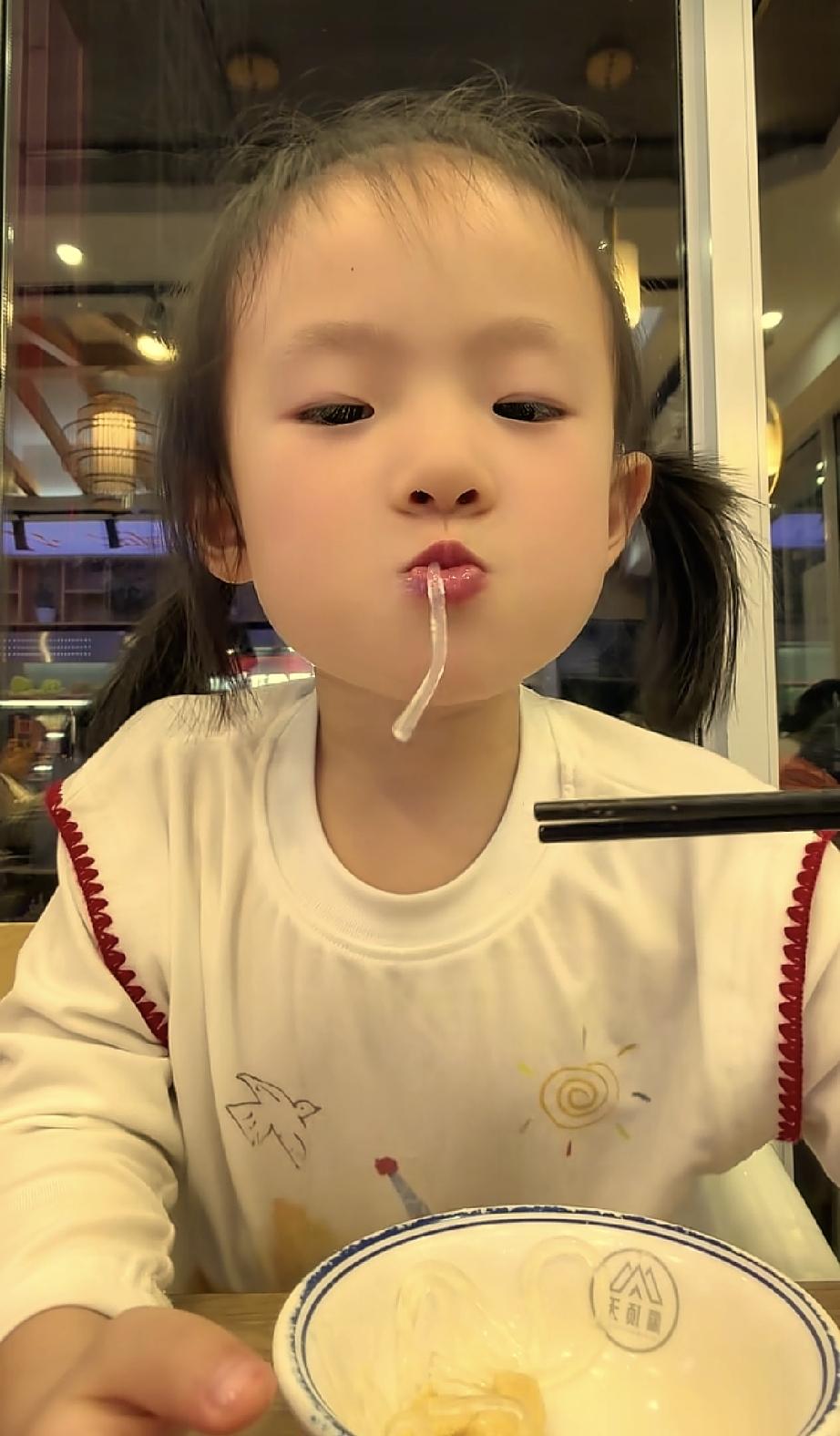 评论区都是说闪闪像姥姥。
再说闪闪像姥姥又有什么不好呢？
长的好长的不好，也不是