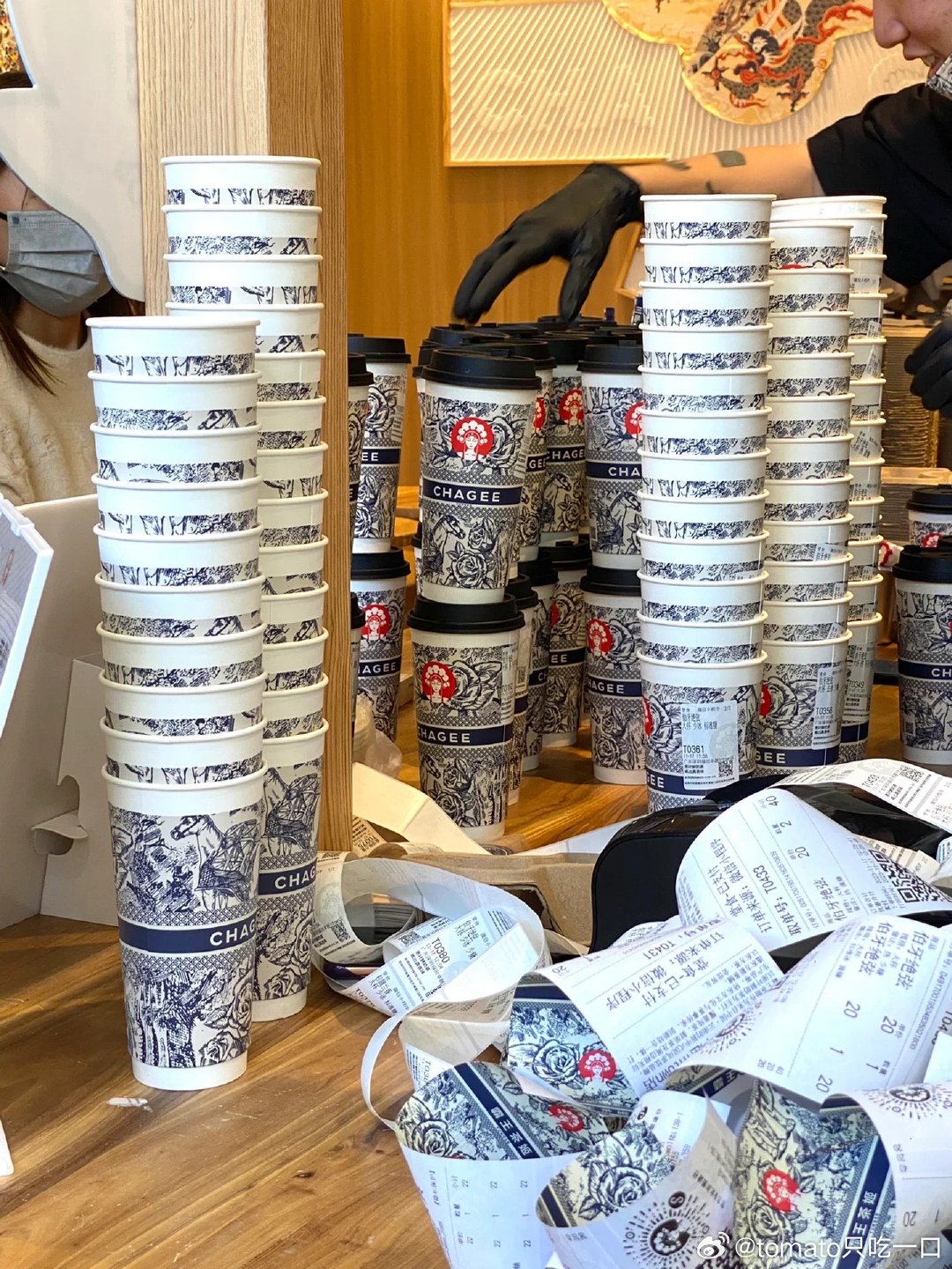 今天霸王茶姬买一送一店员都下不了班 排队人数太恐怖了 ​​​