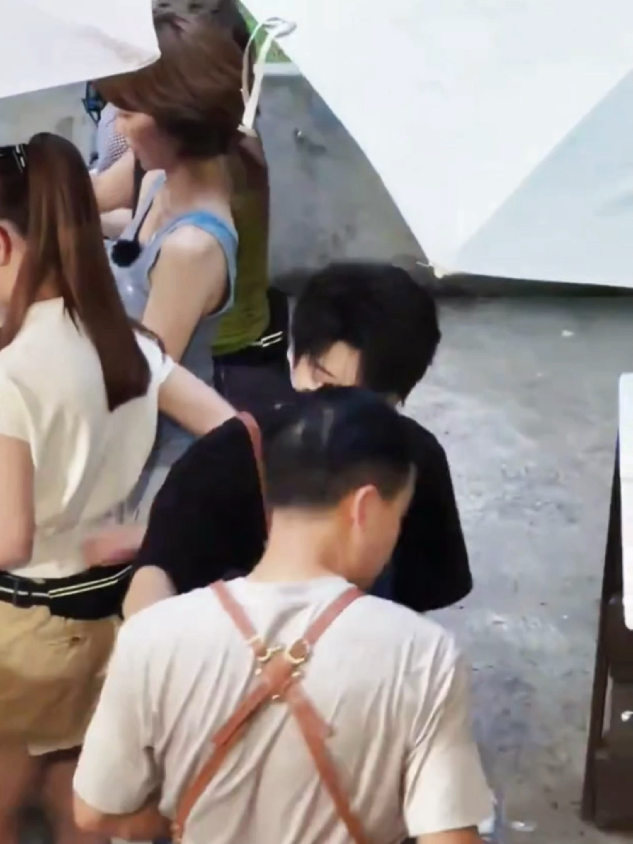 王俊凯  Linda 厨怎么惹着我家咪了，小猫气鼓鼓的萌鼠啦！王俊凯 中餐厅10