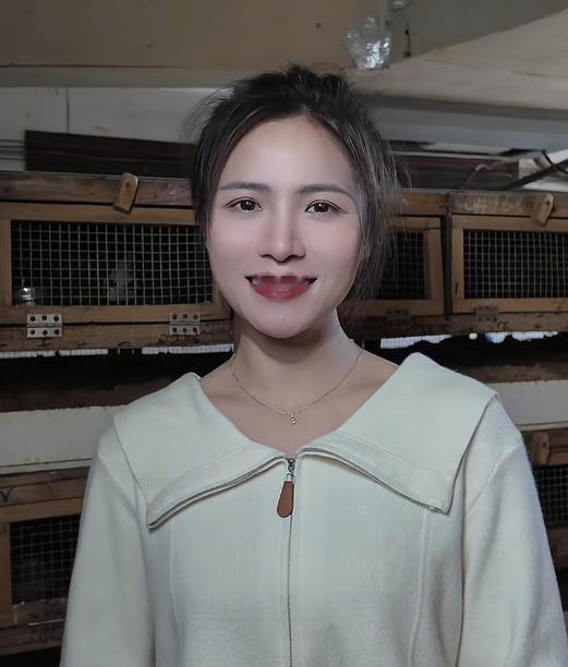 这么漂亮的姑娘，你会想到她和蛇有联系吗？没错，她就是被称为广西蛇后的95后女大学