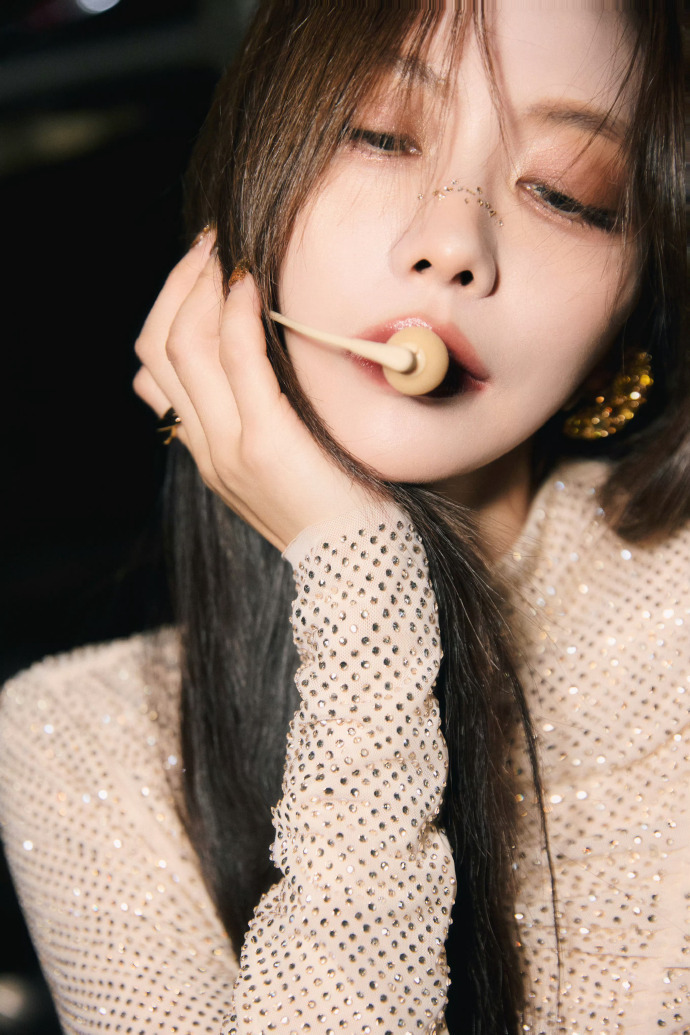 王霏霏脸上贴了20颗钻王霏霏红衣小辣椒造型绝了，妆容精致到不行，特别是脸上的20