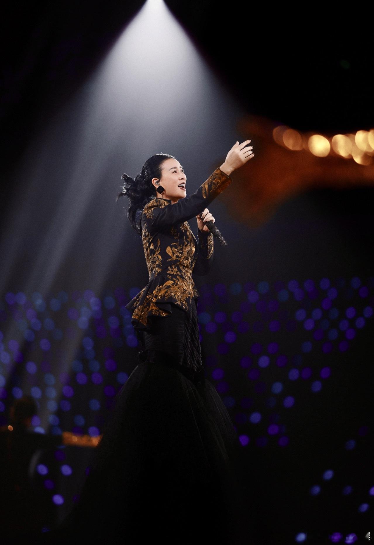 那英演唱会再唱经典歌曲默当《默》的前奏响起，全场瞬间安静沉浸。那英的唱功多年依旧