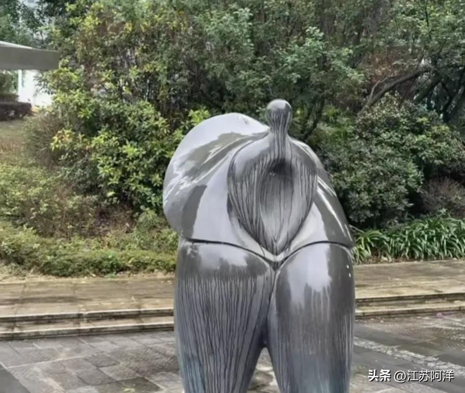 成都某广场脑洞大开的雕塑，着实不雅。艺术要符合大众审美要求，不能搞这些奇葩的所谓
