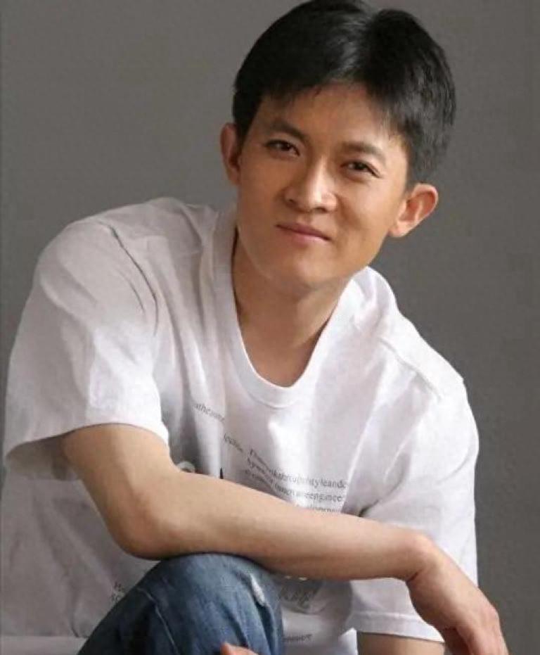 2021年，演员杨志刚说，我每次去郭靖宇家，都得喊我的亲生妈妈叫大姑，她就晚上偷