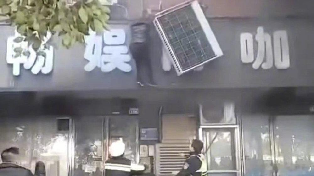 【#冷库火灾为何总伤亡惨重该如何逃生#？消防专家释疑】1月25日，江西新余市渝水