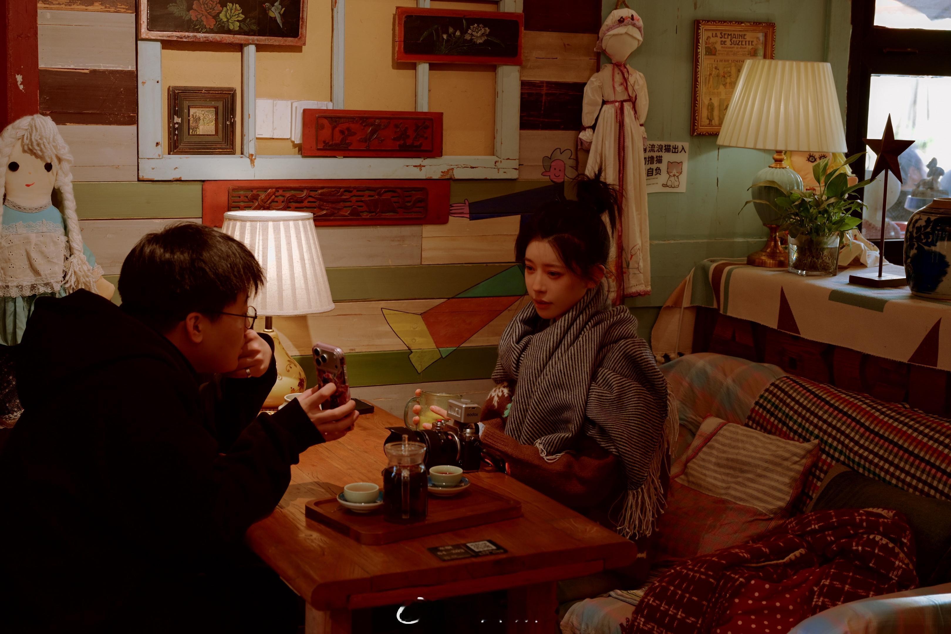 在店里和朋友喝热饮聊天💬看到门口路过的大叔在拍照我抬头笑着说“把我拍漂亮一点”