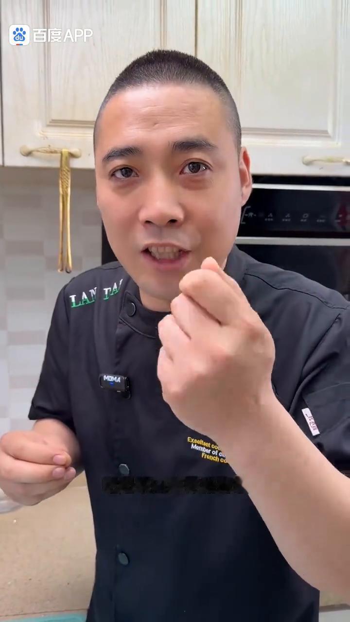面粉新吃法。
把面粉倒到开水锅中搅一搅，做出来就是一道大朋友小朋友都喜欢吃的美食