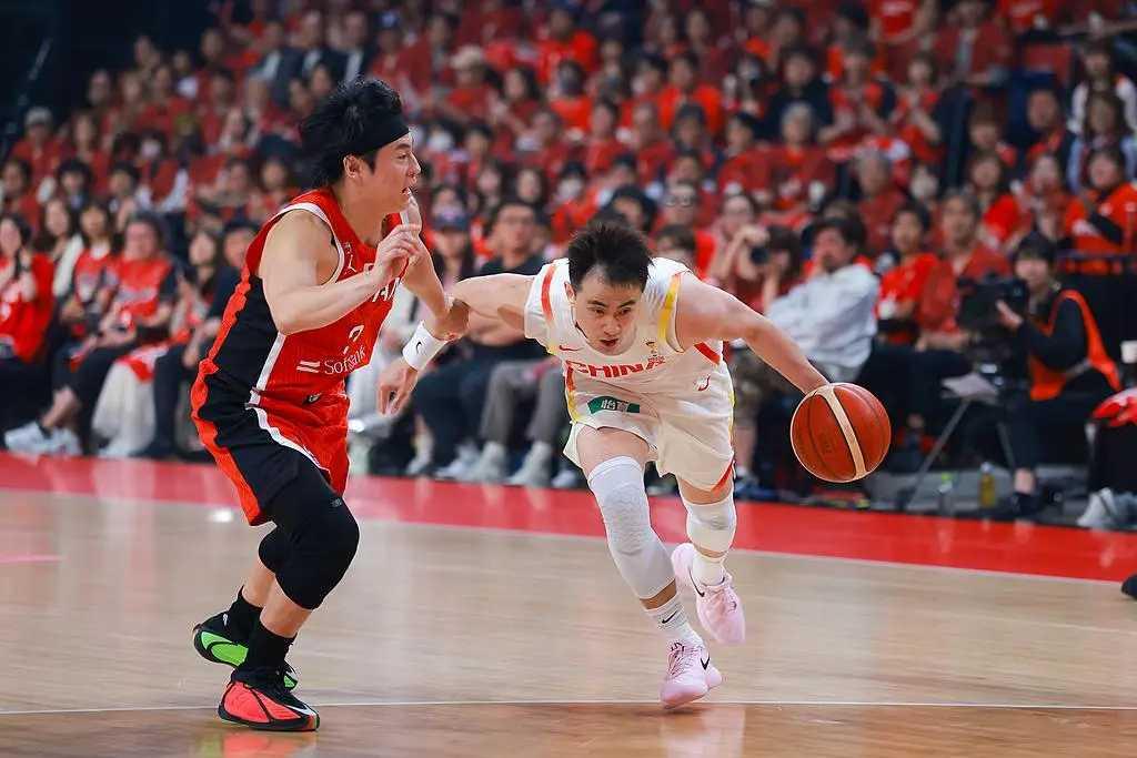 中国男篮这场对战日本的比赛，真可谓惊心动魄！比赛里裁判那叫一个“抢戏”。好几次关