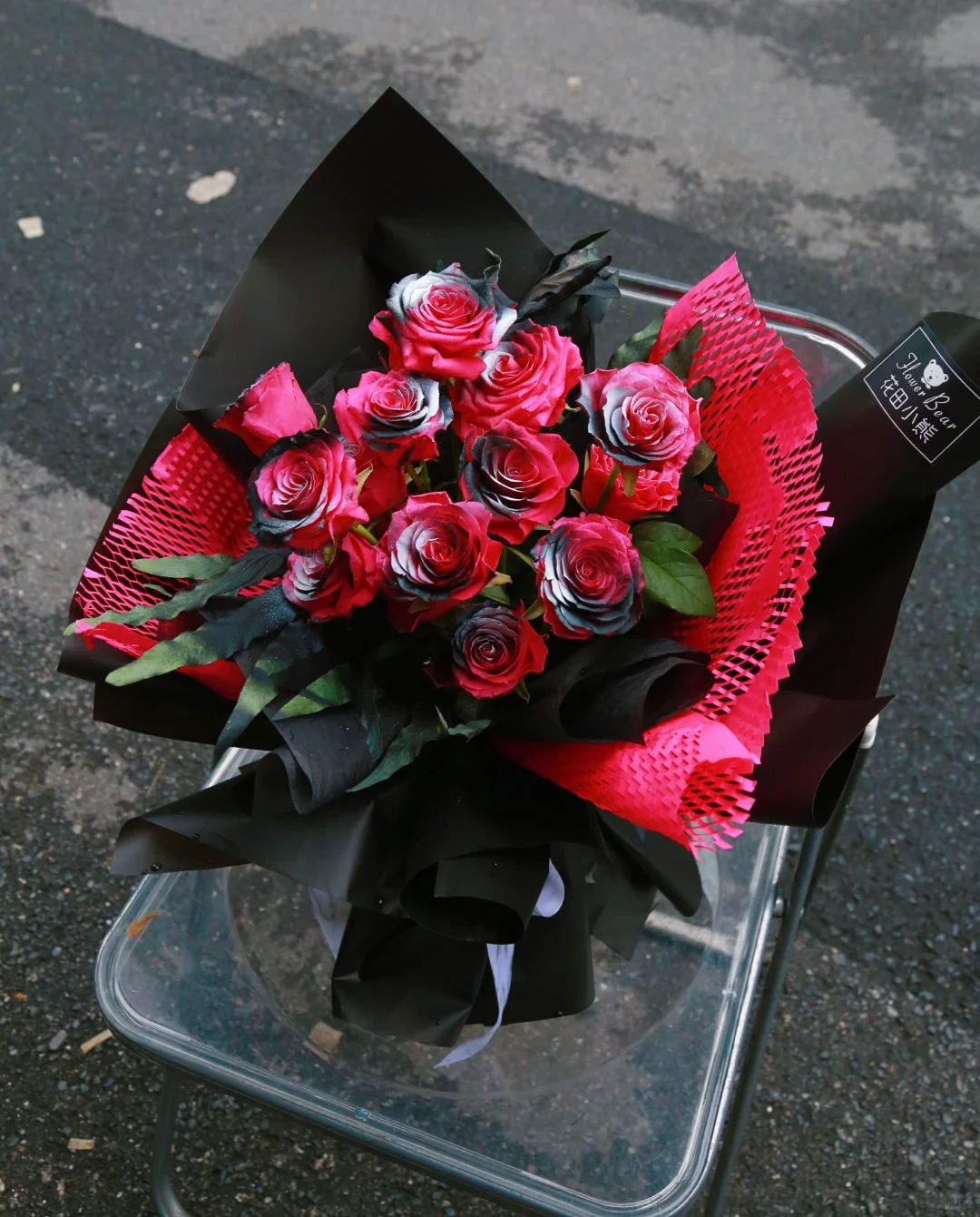 花田小熊 株洲花店 玫配黑的花束真好看！