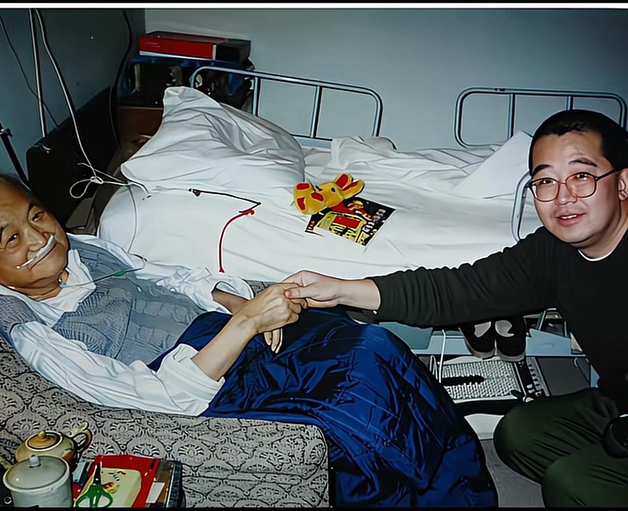 90年代，在家中居所，唐师曾握住抱病的萧乾的手，拍下这张珍贵留影。

萧乾，当年