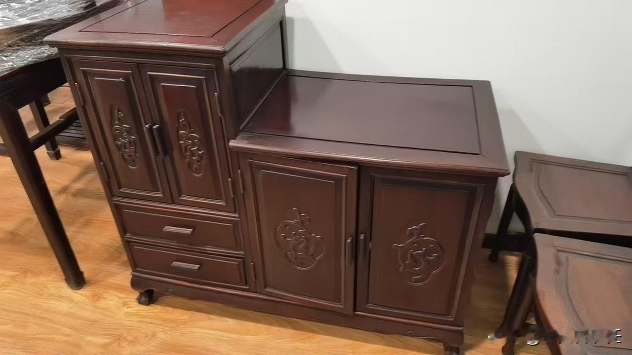 品味斋库房面临拆迁，里面压着些老家具。一直没舍得摆店里，怕被人请走了，心里有念想