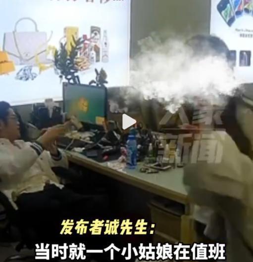 江苏南通，女子在店里进行值班时，一个陌生男子进店后，二话不说就想要扒女子衣服，女