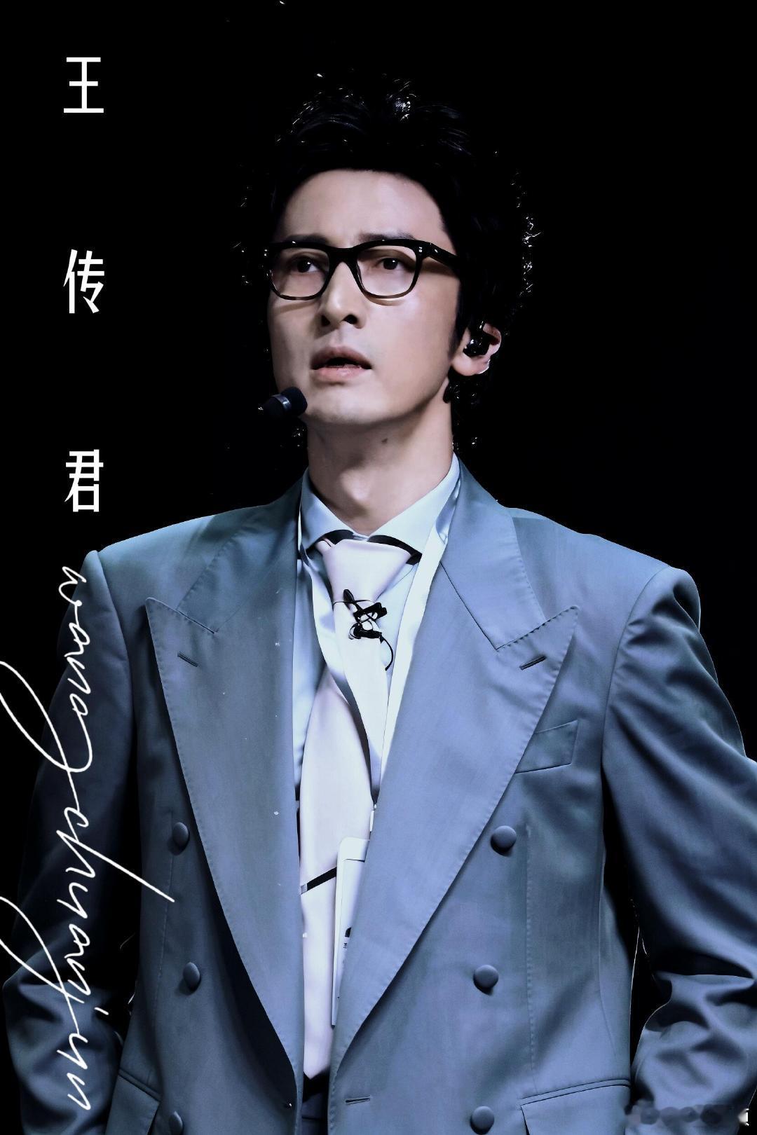王传君请我不改黑化版年会 王传君这版《请我不改》看得我拳头硬了，完全就是我被要求
