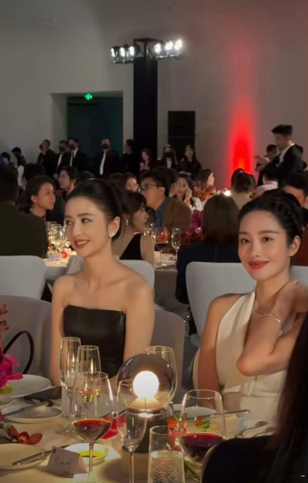 佟丽娅杨采钰 两位都是妈妈级别Wallpaper中文版设计大奖 设计大奖晚宴的同