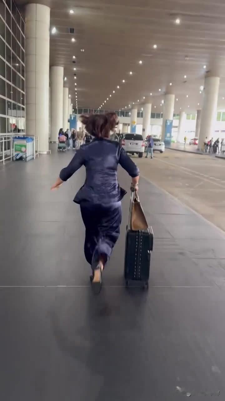 吉隆坡国际机场近日疑似出现“借钱搭车”骗局。一名打扮时尚、操中文口音的中国籍女子