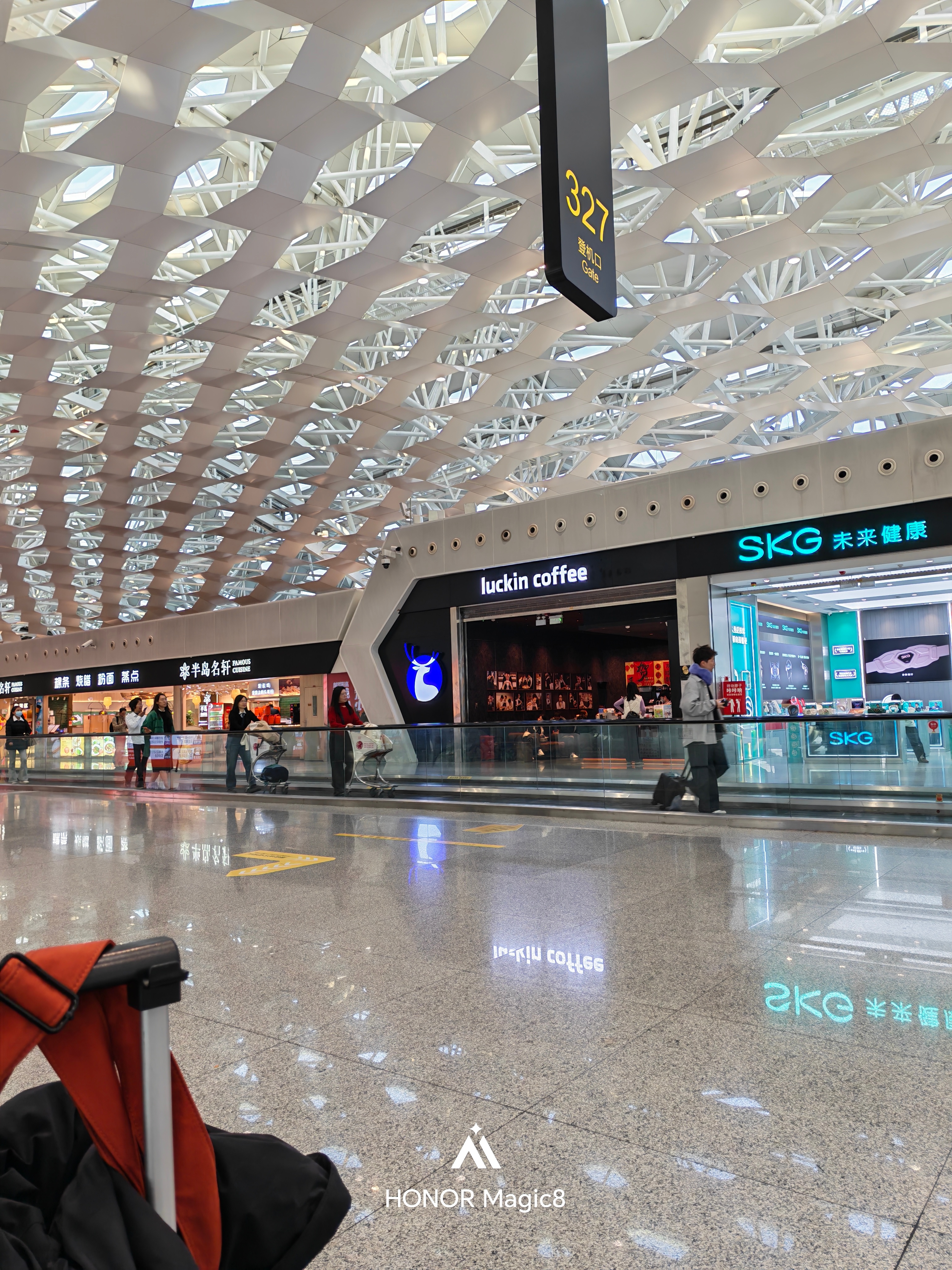 登机口旁边就是瑞幸，是一件开心的事