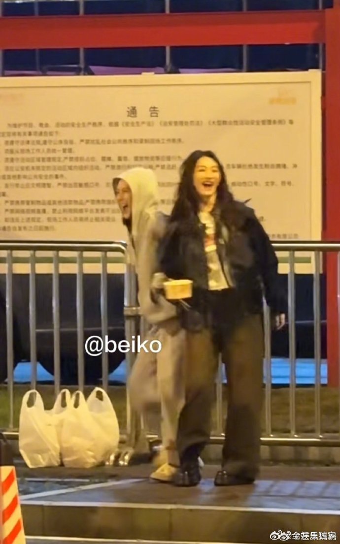 谢娜李小冉亲了 下班路透直接封神！比心、贴贴、亲亲三连，这甜度谁看了不喊一声好甜