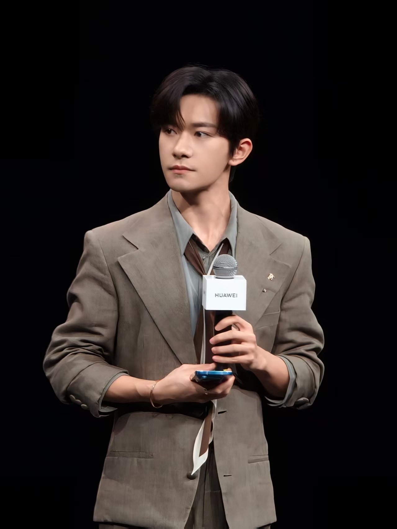 把易烊千玺拍的也太帅了今天有事没有去发布会现场差一点就再看见四字了易烊千玺之后会