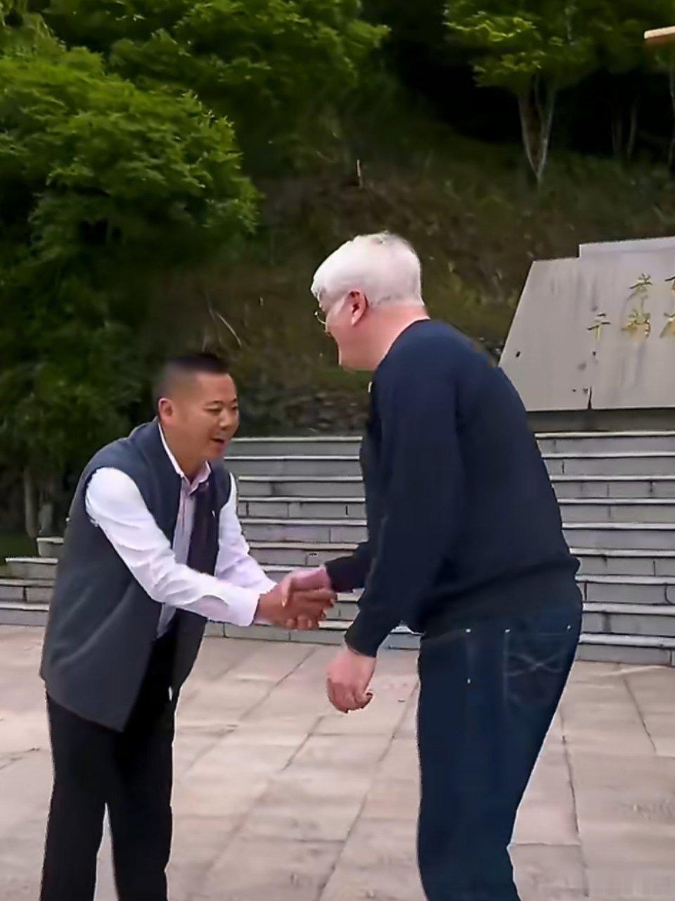 后九降村45分钟的握手 外国学者马奥尼探访后九降村，于郑九万故居听闻四十五分钟握