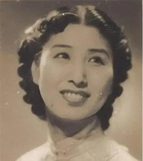 1940年深夜，郑苹如悄悄被押到小树林，特务看着她长得太漂亮了，实在是不舍得开枪