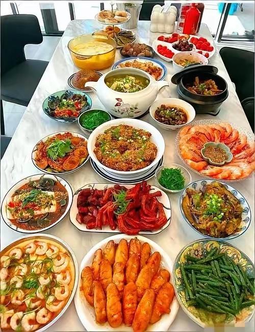 这个年夜不错嘛哈哈哈！有小炒肉丝，有红酒，还有凉拌黄瓜，大米饭，这很好！既朴素，