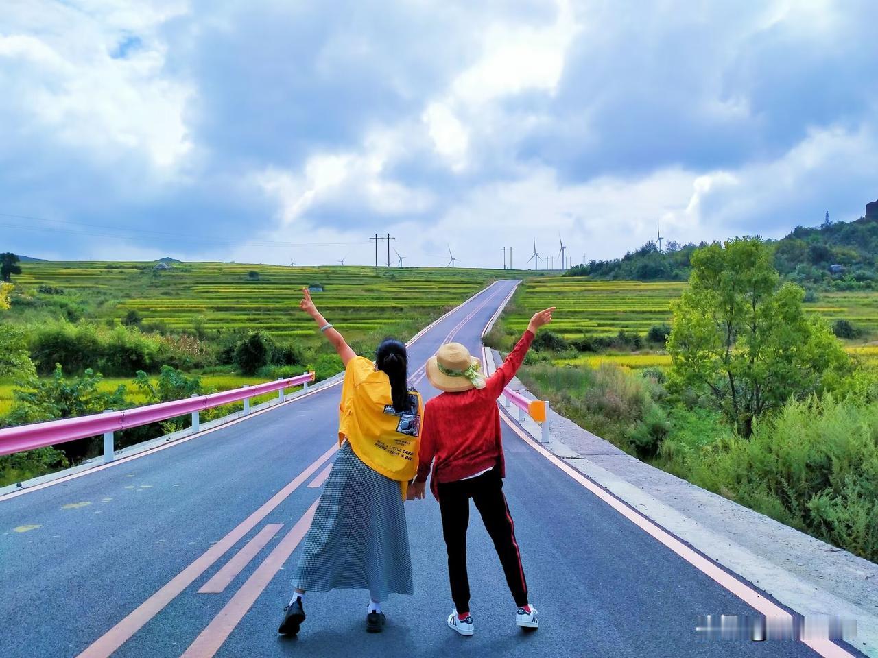 今天重阳节，一早陪妈去公园，晨露没干呢，银杏叶黄得晃眼。随手拍了好几张，妈还凑过