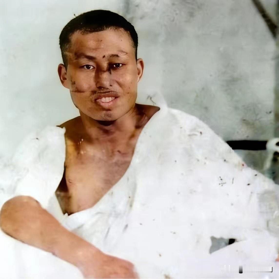 1937年8月，高志航与日机空战时受伤，在杭州广济医院疗伤时，一张罕见的留影，照