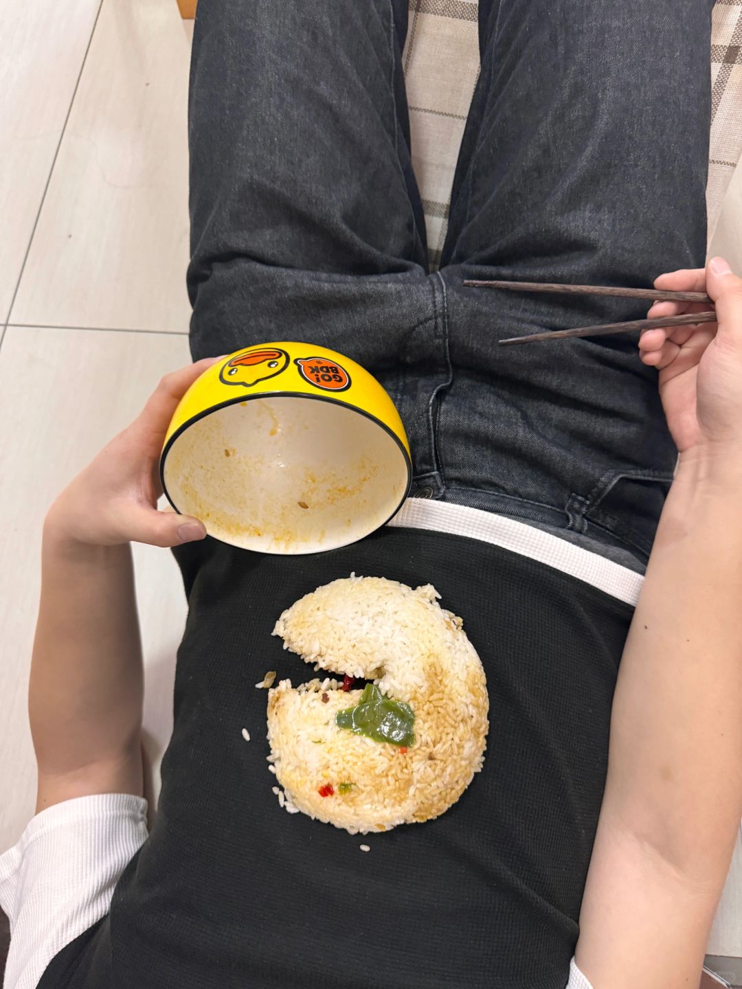 🆘男朋友来我家吃饭把椅子坐坏了！躺地上了