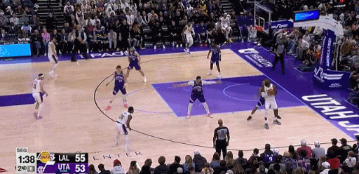 背打转身抹过防守双手暴扣~！！ 