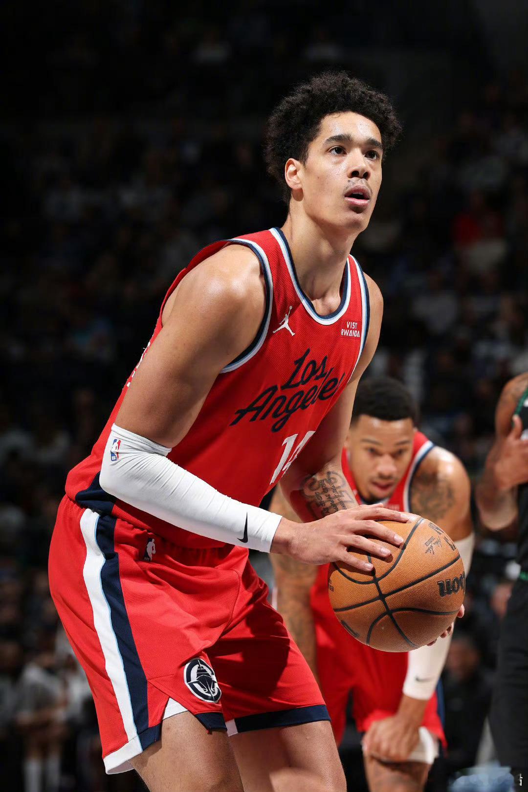 惊不惊喜？意不意外？你的豪泽5中5，拿下15分6篮板！！！！！ 