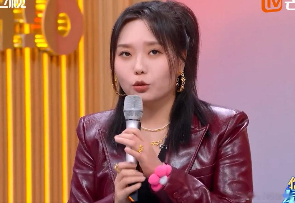 娜扎好像混入节目现场的观众全员乱成一锅粥，只有娜扎稳如泰山，主打一个沉浸式围观！