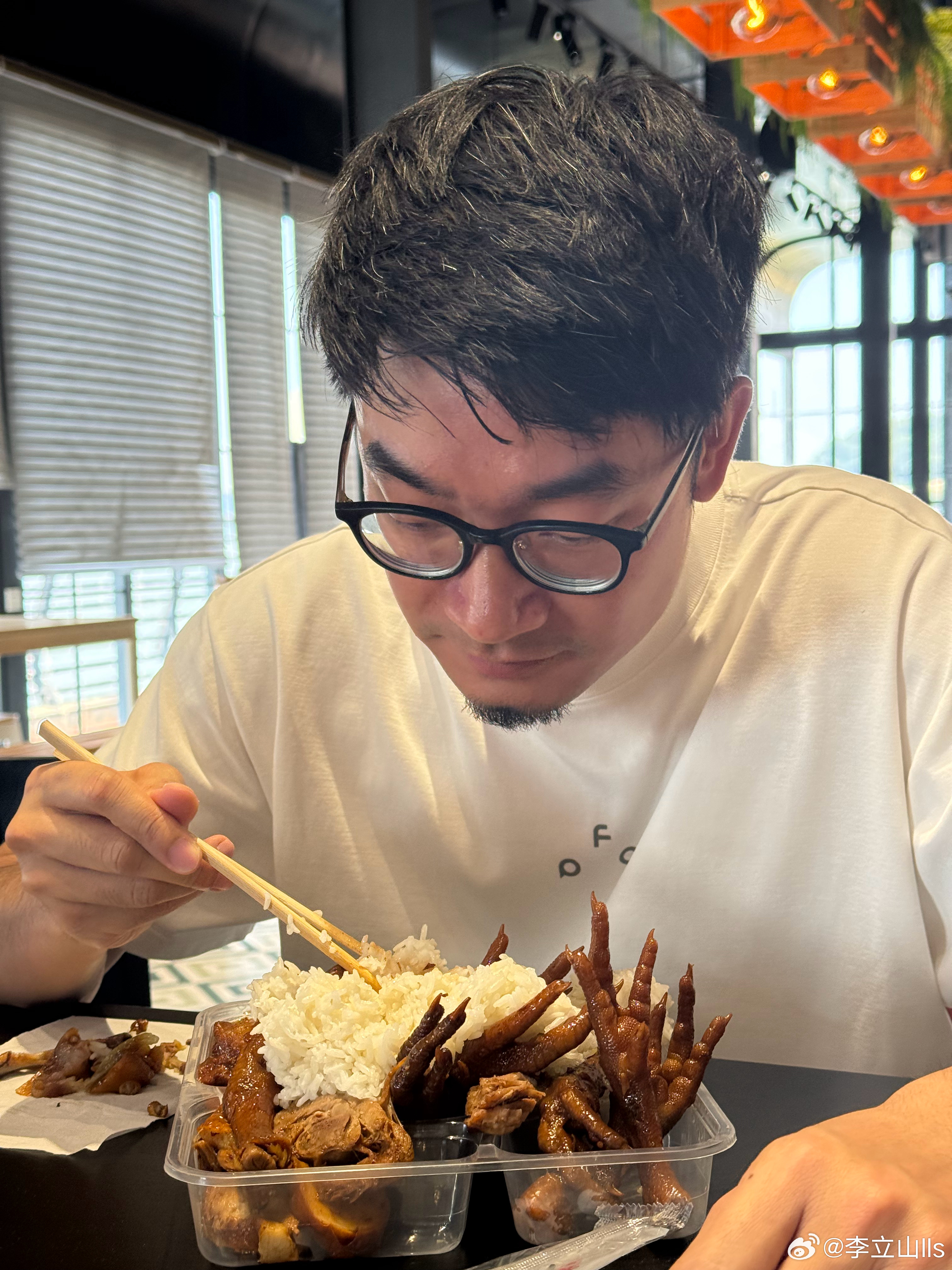 镜主管可能平时捉得人鸡脚多，自己食饭都惯性夹鸡脚 ​​​