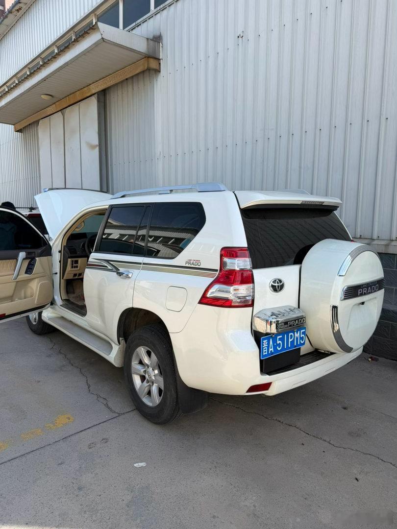 刚买回来的霸道车 挺有意思厂牌是5座 第三排有两个“对座”有点运兵车的意思而且后