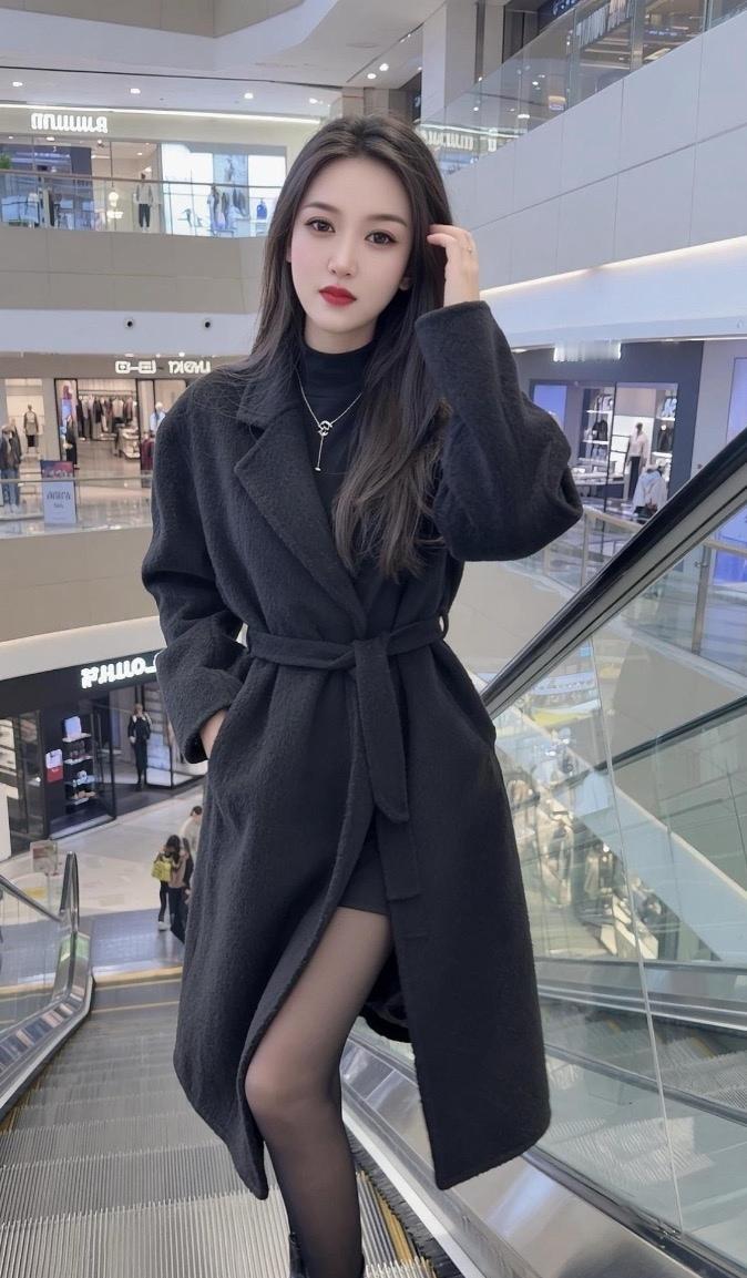 黑色大衣搭配丝袜，优雅气质，尽显时尚魅力！🌟👗👠
