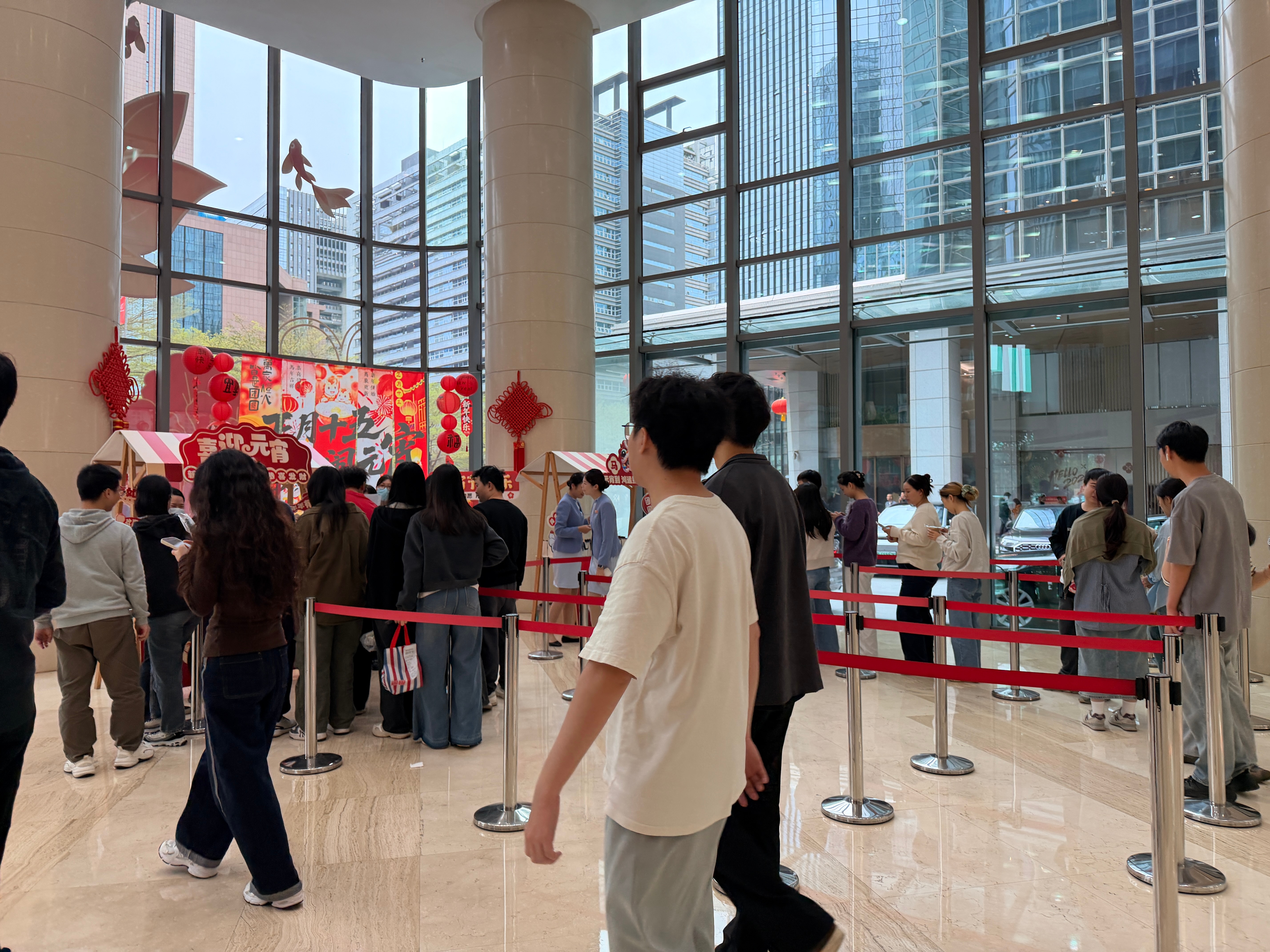 下楼看到物业在门口摆摊才知道今天是元宵节…祝大家元宵节快乐。