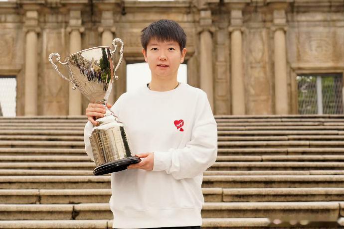 孙颖莎单打世界杯首冠两周年 孙颖莎在2024年4月21日首次夺得世界杯女单冠军，