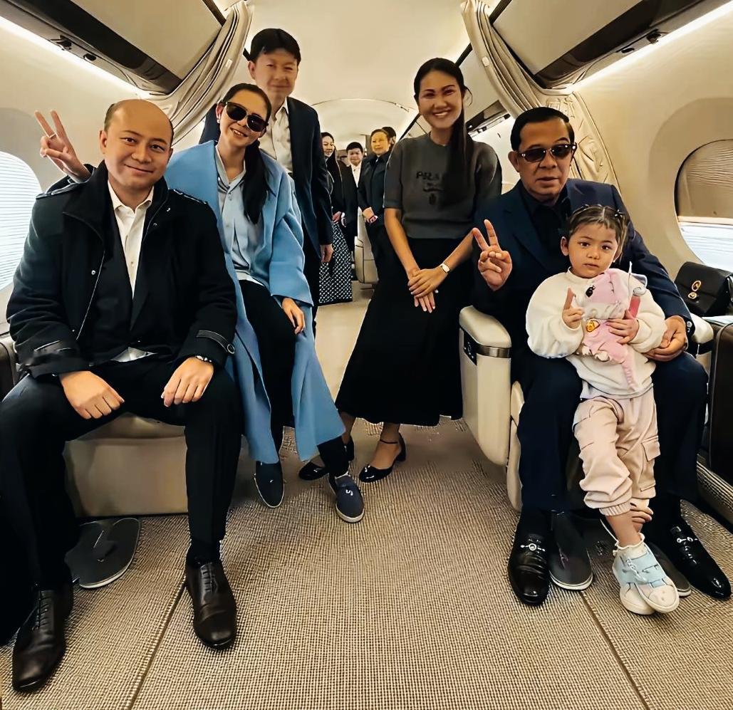 洪森专机看上去去是不是不错啊？
洪森戴着墨镜是不是特别酷啊！
洪森这大皮鞋是不是