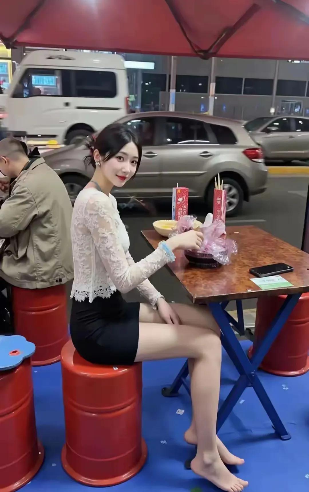 爱吃路边摊的美女高清美女