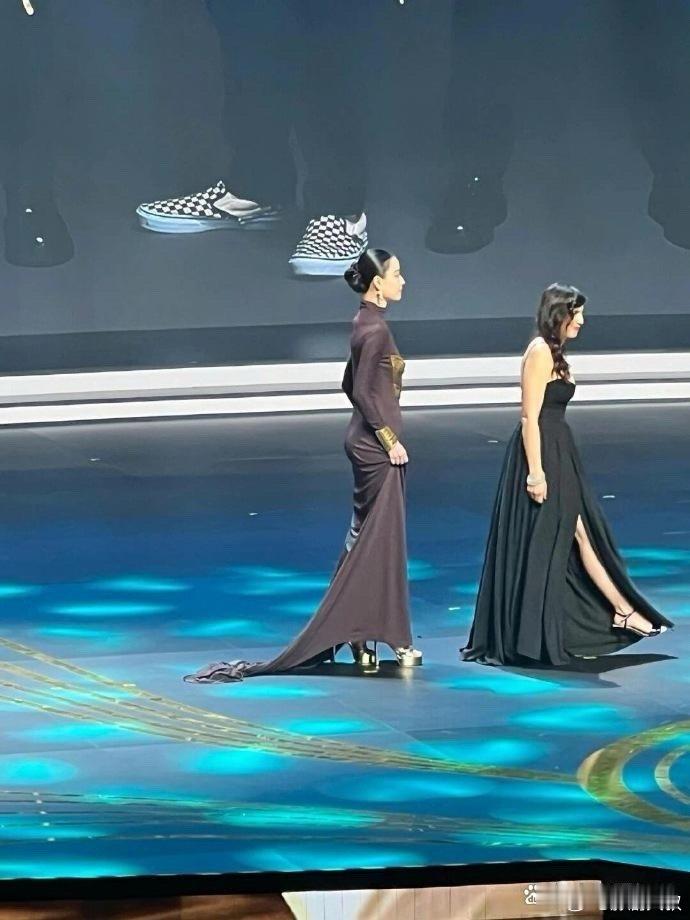 倪妮的体态简直是教科书级别 ，真的很好 ，身材也很好 ​​​