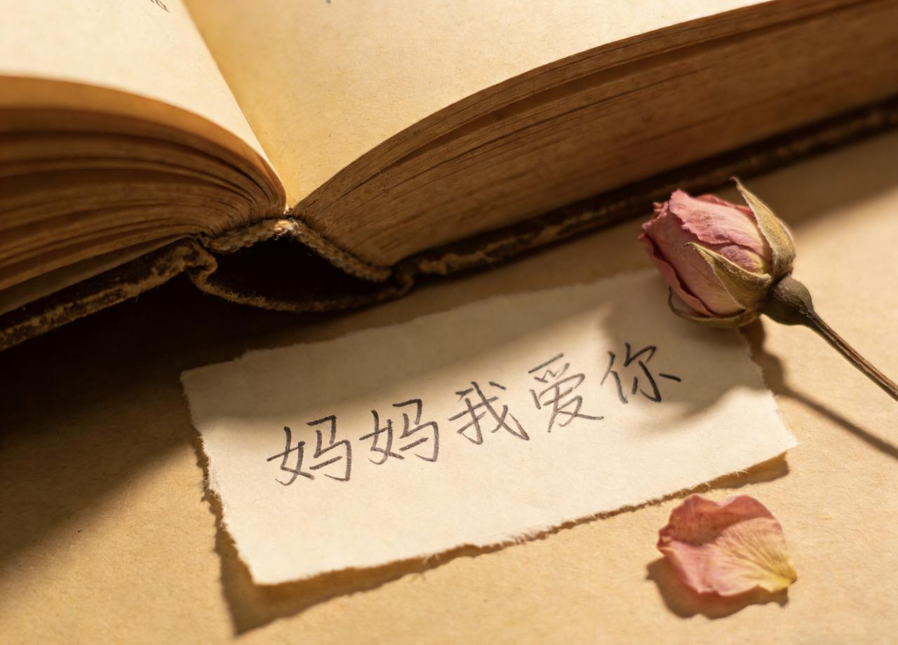 幸福不是橱窗里的奢侈品，它藏在最朴素的生活褶皱里。

清晨六点半，楼下早餐铺的蒸