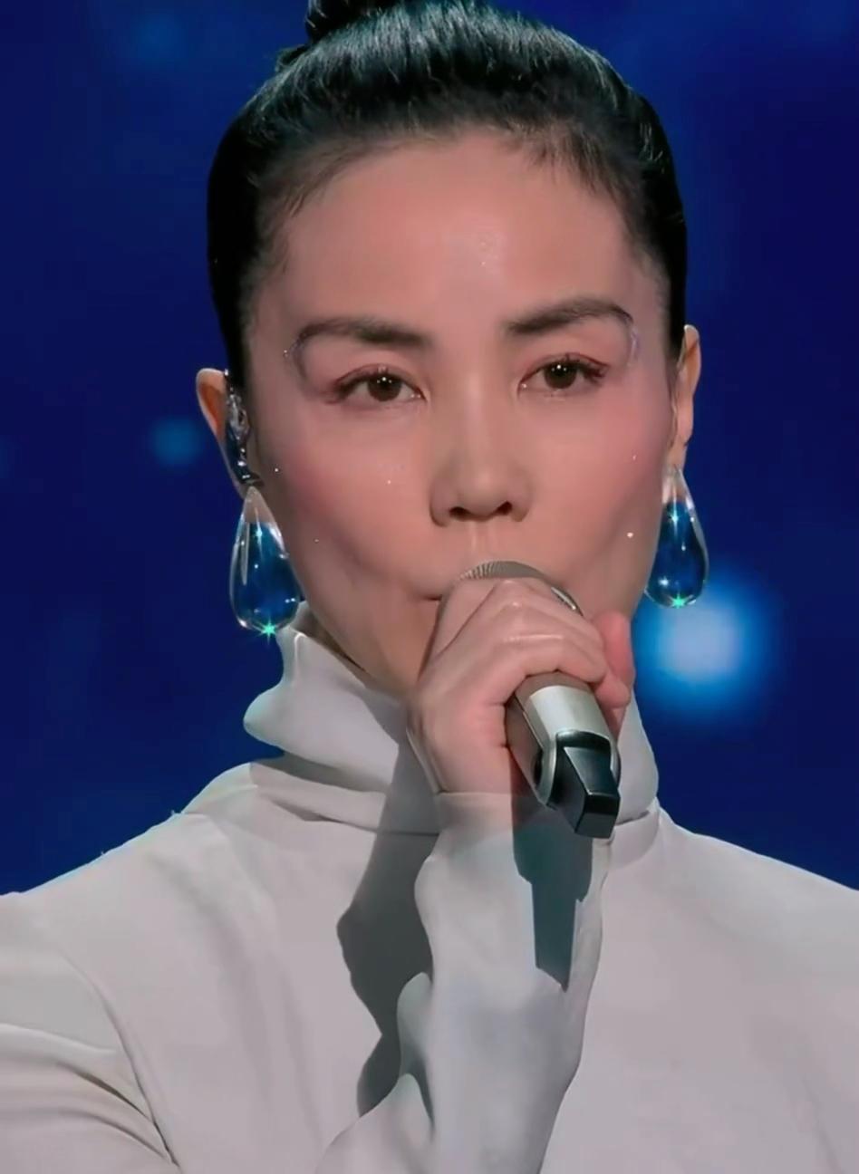 有人说，56岁的王菲，脸上有了疲态，唱歌状态也大不如前了
可春晚直播上，她常年深