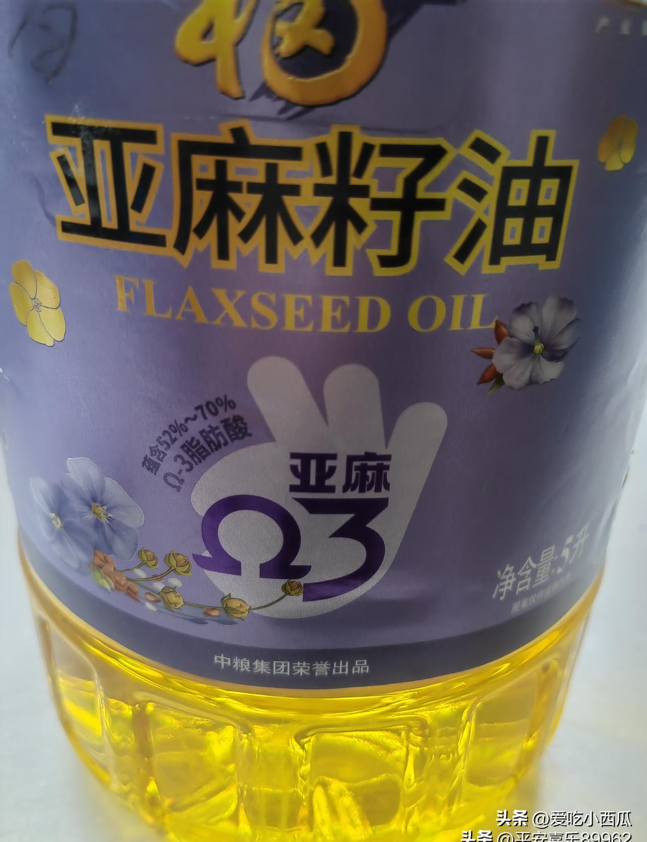 亲戚送的那桶亚麻籽油，刚下锅就“炸场”——油烟冲得油烟机都投降，满屋呛味十分钟散