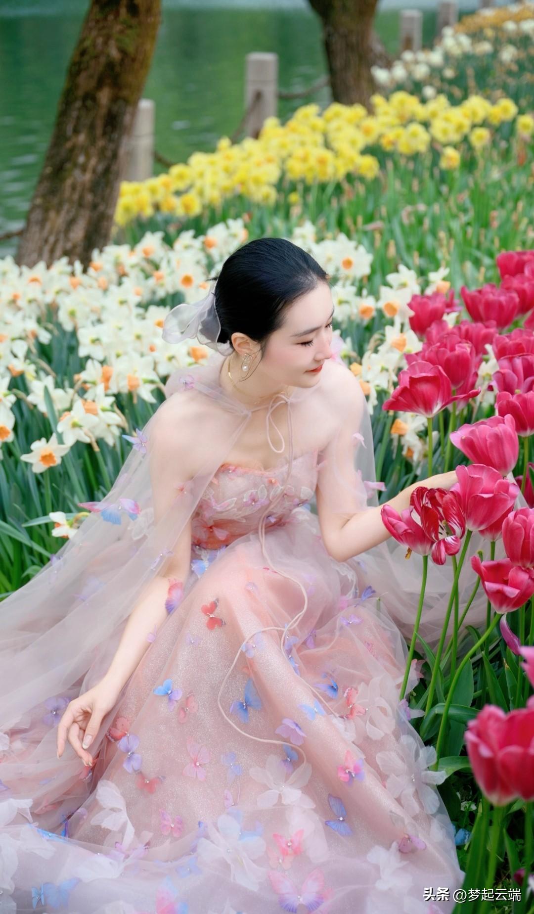 梦幻花海中的优雅仙子🌸💫