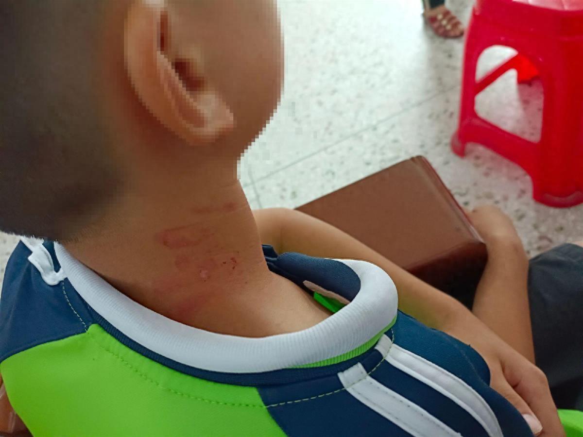 “闹大了！”广东廉江，一小学升旗仪式上，校长正在检查仪容仪表，当他得知有学生因