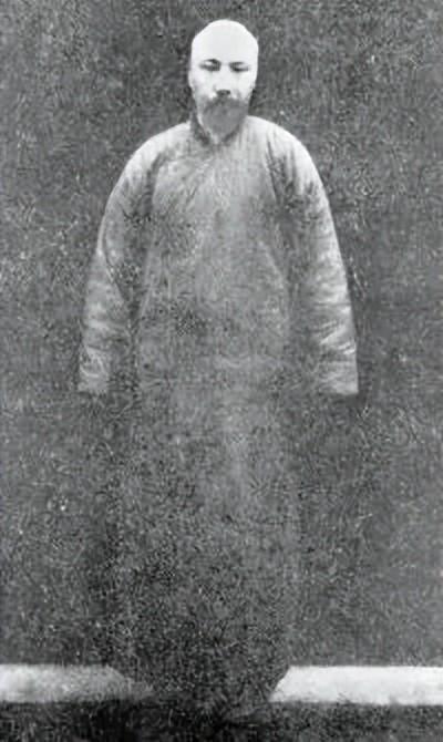 中共一大13位代表，只两人坚持到建国，一个是毛主席，另一个是谁
1949年10月