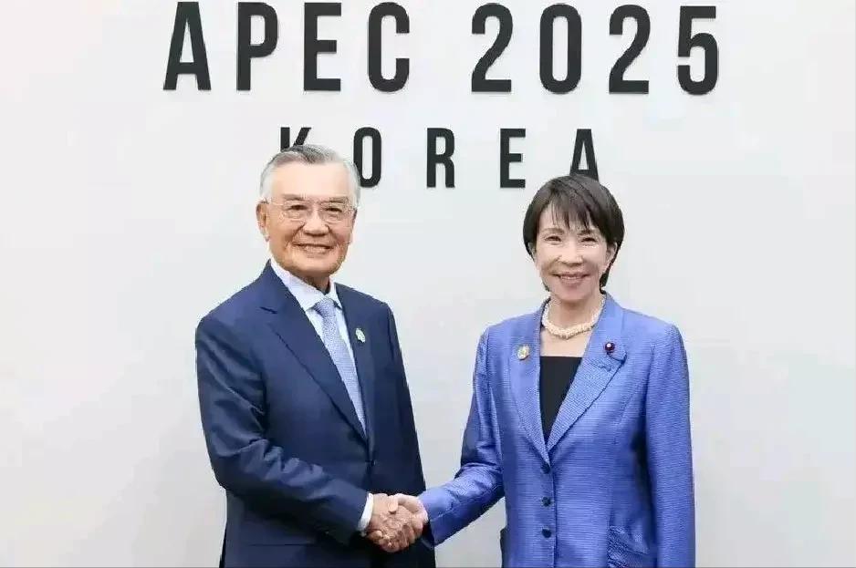 .果不其然！日本首相高市早苗在韩国几经请求要见中方，中方只给了她30分钟，见完中