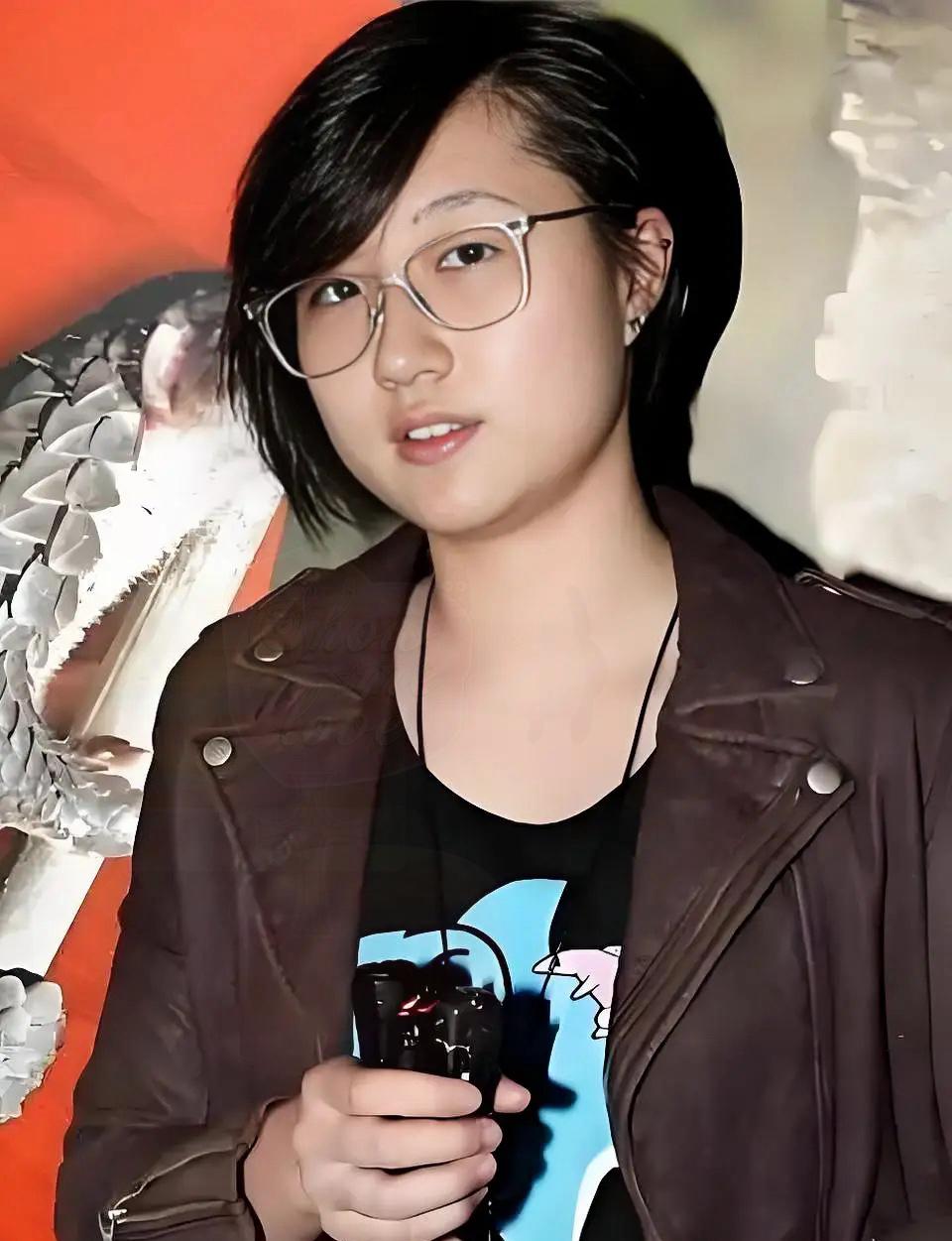 吴卓林的直播间这么火，
不是因为她有成龙这个父亲，
也不是因为她卖的东西有多独特