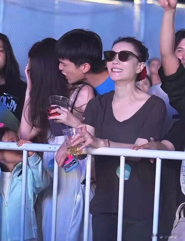 我看评论区说不止陈粒，对李嫣娜娜她们也是没有边界感的搂搂抱抱，这个Ryan以前是