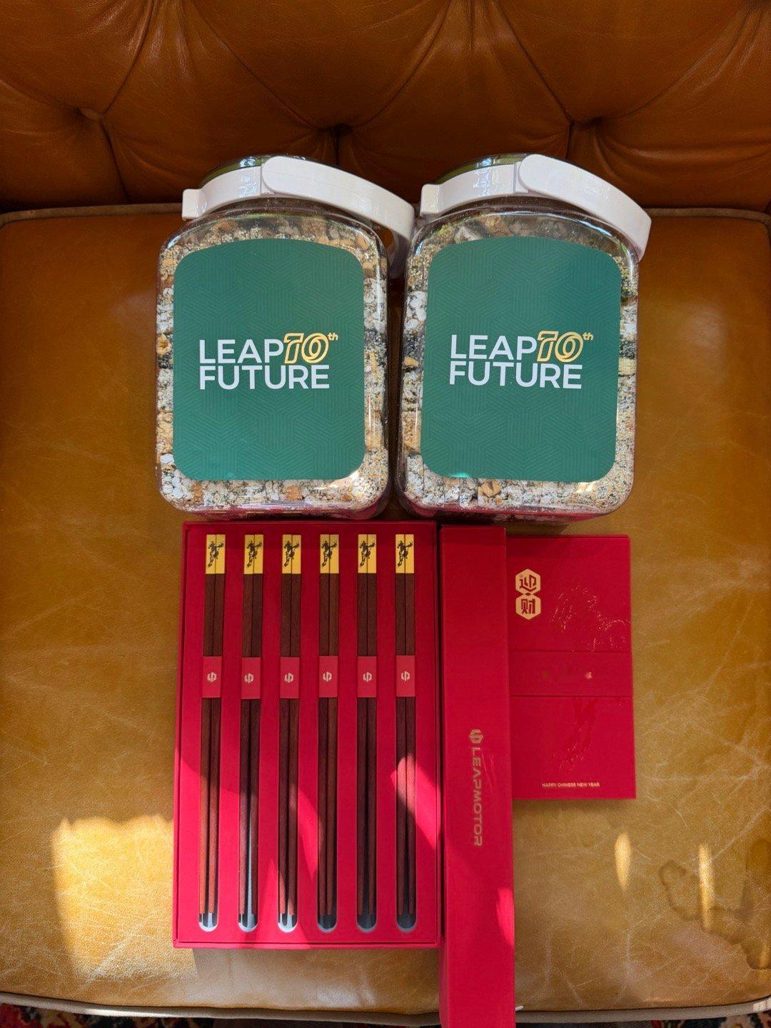 零跑汽车送的手工香榧糖和实木筷子新年套装，有喜欢的吗？24小时后，评论区抽！  